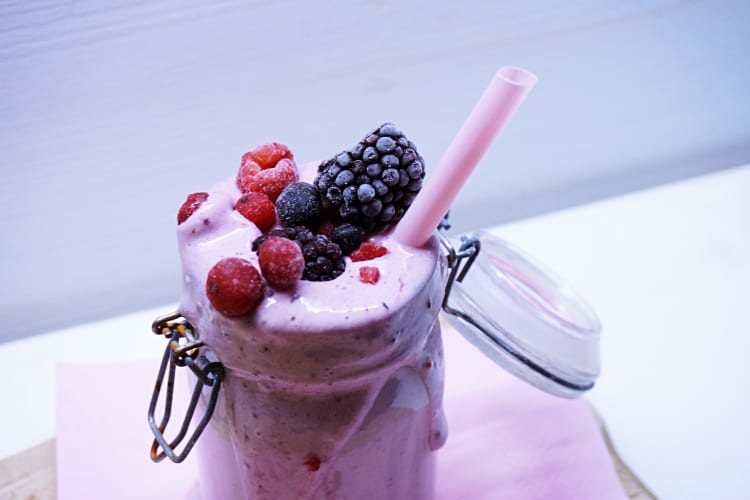 Proteinshake mit Banane und Beeren