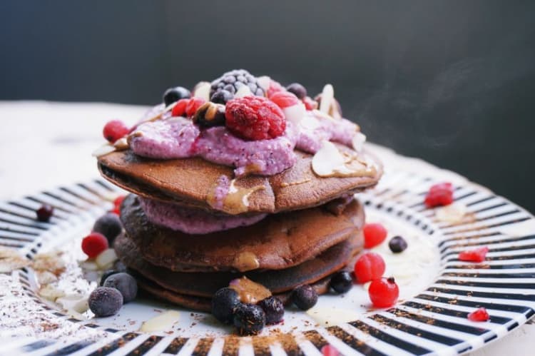 Pancakes mit Nusscreme und Beeren | Body Queen Bag