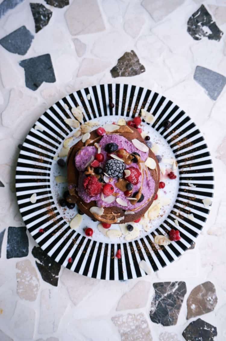 Pancakes mit Nusscreme und Beeren