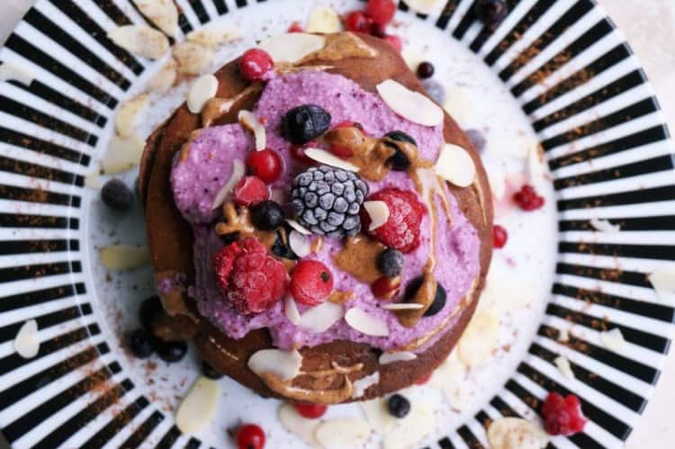 Pancakes mit Nusscreme und Beeren