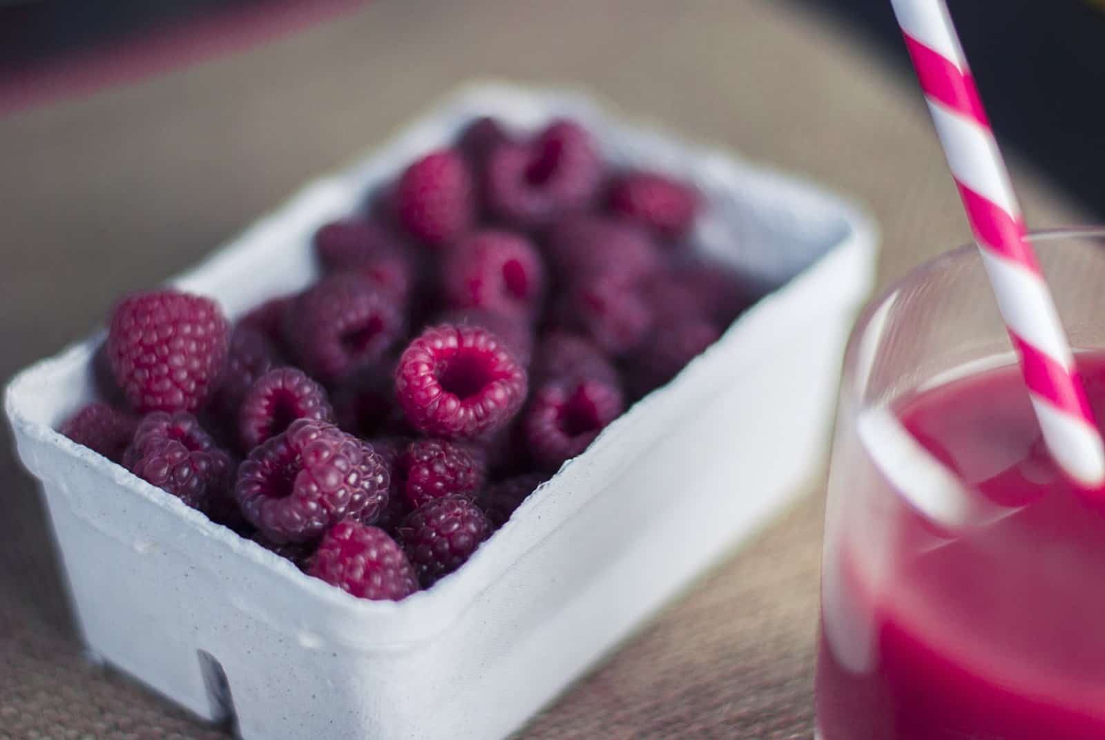 Proteinshake mit Banane und Beeren