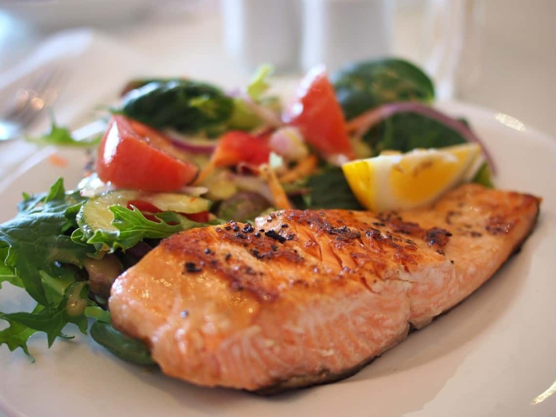 Gebratenes Lachsfilet mit Salat