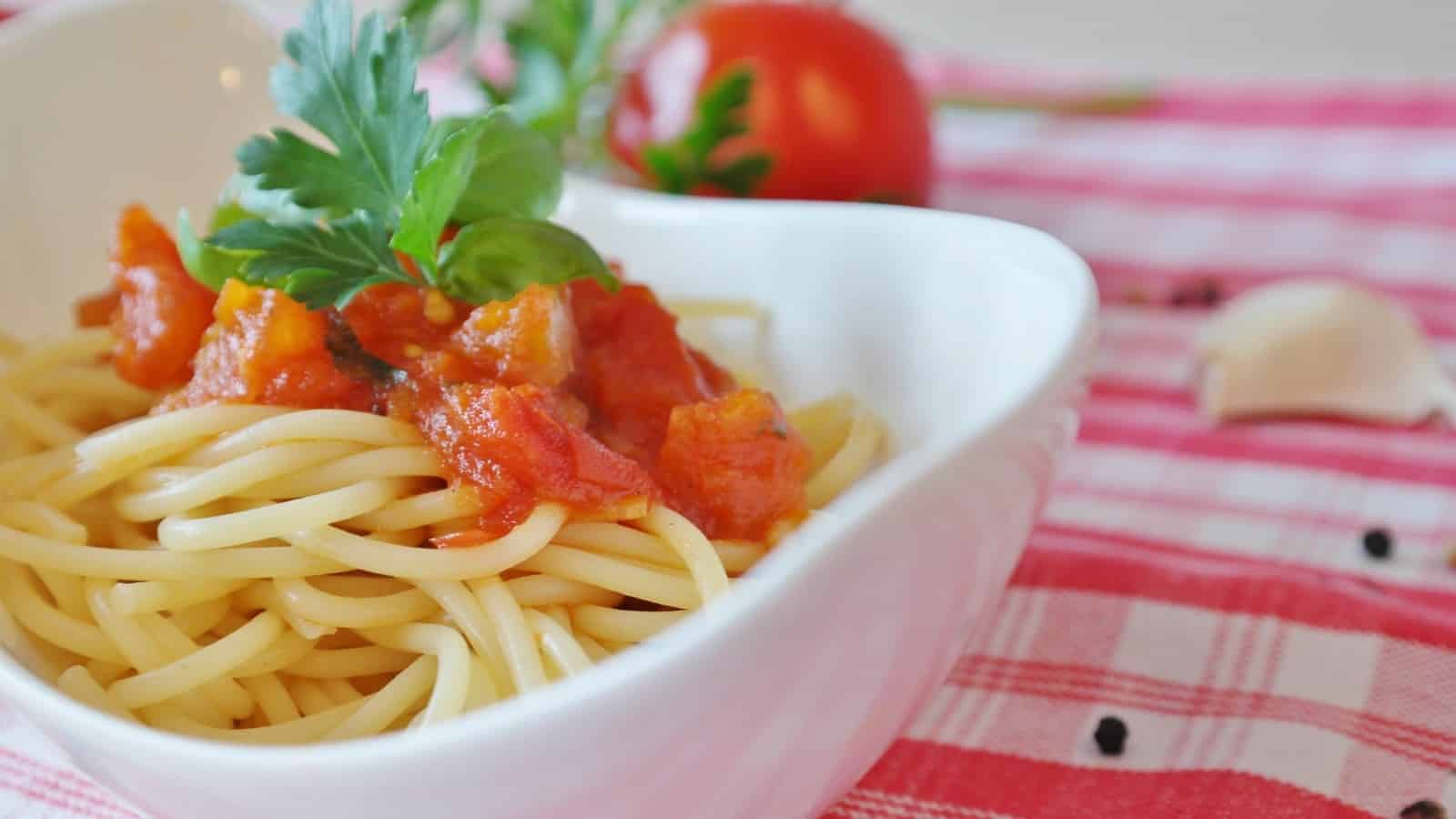 Pasta mit Tomaten-Knoblauch Sauce
