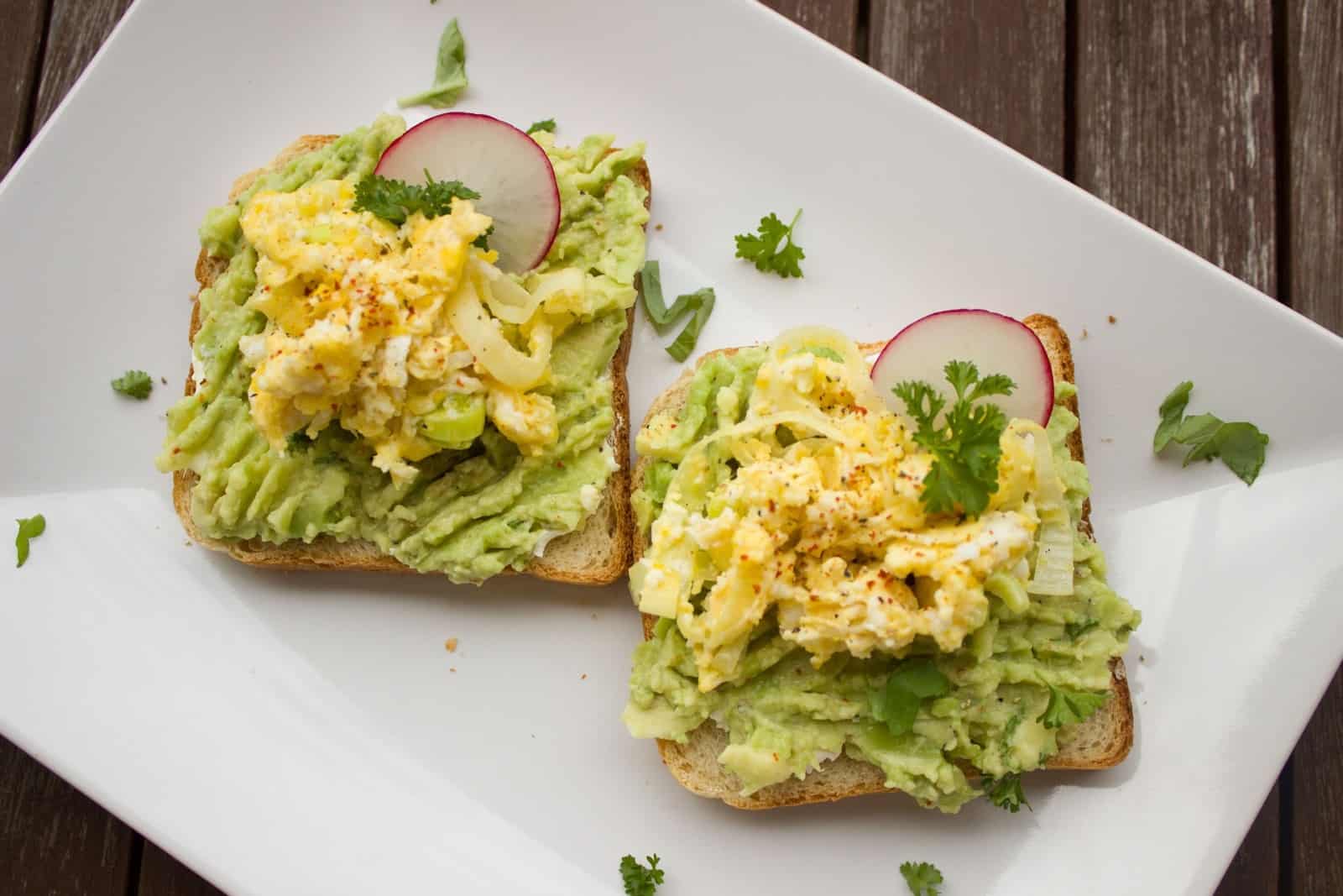 Vollkorntoast mit Avocado und Rührei