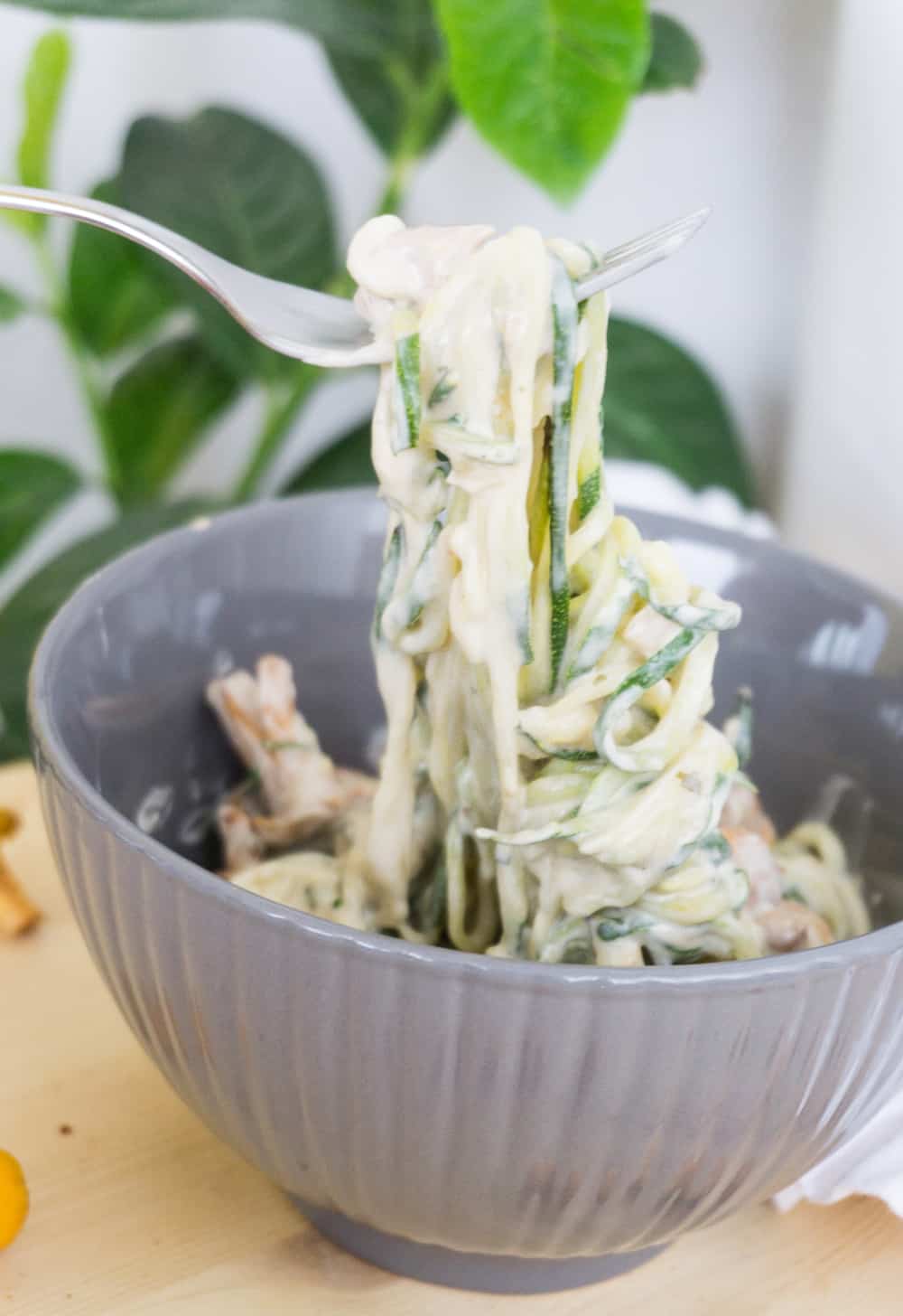 Zoodles in veganer Pilz-Sahne-Sauce