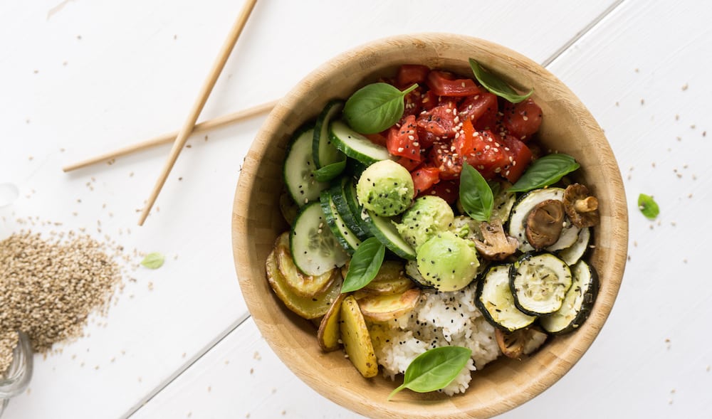 Vegane Buddha Bowl mit Kartoffeln und Reis